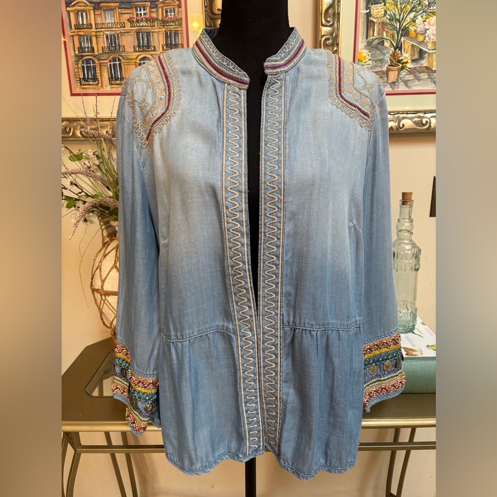 CHICOS BOHO LIGHTWASH BLUE CHAMBRAY JACKET EMBROIDERED RUFFLE PEPLUM STYLE SZ 16 - Picture 2 of 9